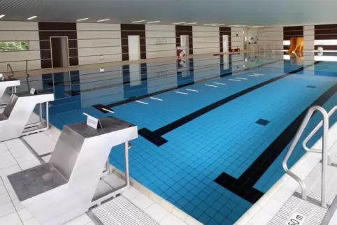 Leeres Schwimmbad: So wird es im Römerberger Kreisbad den ganzen Sommer über aussehen. 