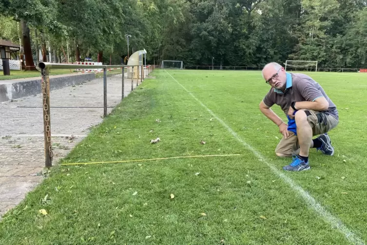 Ronald Helf auf dem SV-Rasen. 