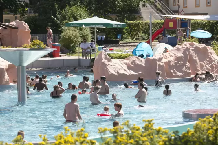 Ausgerechnet zu Beginn der Sommerferien muss das Freibad Hochspeyer seine Öffnungszeiten wegen Fachkräftemangels weiter einschrä