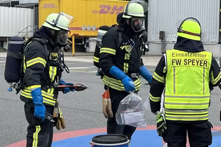 Gut geschützt: Feuerwehrleute untersuchen den Behälter mit der zunächst unbekannten Substanz.