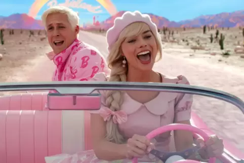  Barbie (Margot Robbie) und Ken (Ryan Gosling) verlassen das rosarote Barbieland.