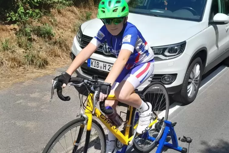 Raphael Ollig vom RV Bolanden gut gelaunt beim Warmfahren vor dem Rennen in Queidersbach.