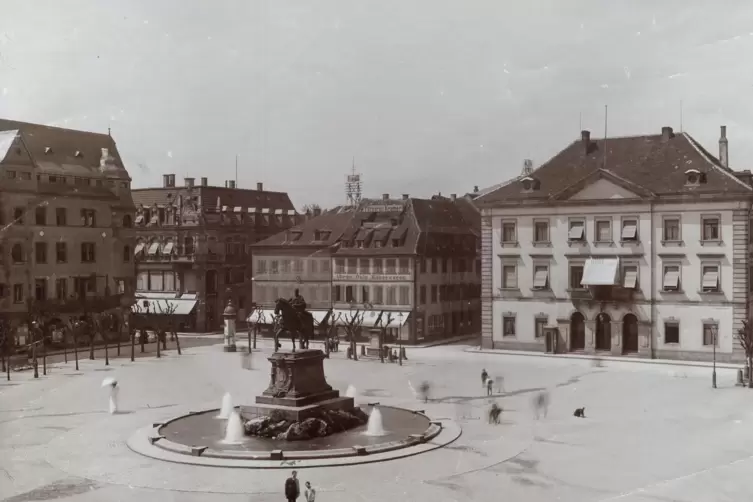 Bis 1936 bildete ein Brunnen mit vier Fontänen den Mittelpunkt des Platzes. 