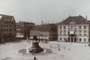 Bis 1936 bildete ein Brunnen mit vier Fontänen den Mittelpunkt des Platzes.