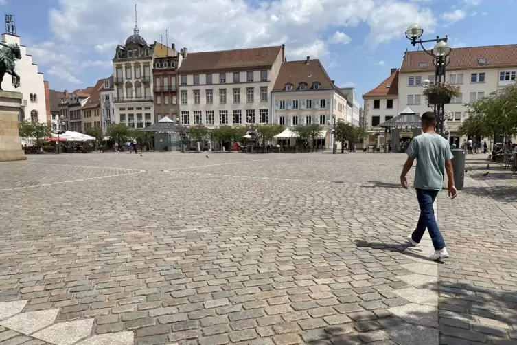 Der Rathausplatz ist groß und versiegelt. 