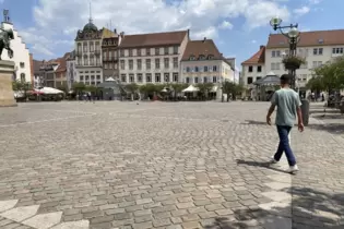 Der Rathausplatz ist groß und versiegelt.