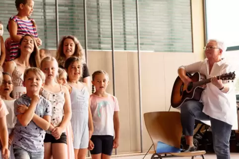 Leidenschaft Musik: Zu ihrer Verabschiedung auf dem Schulfest sang Elke Haaf mit den Kindern Lieder.