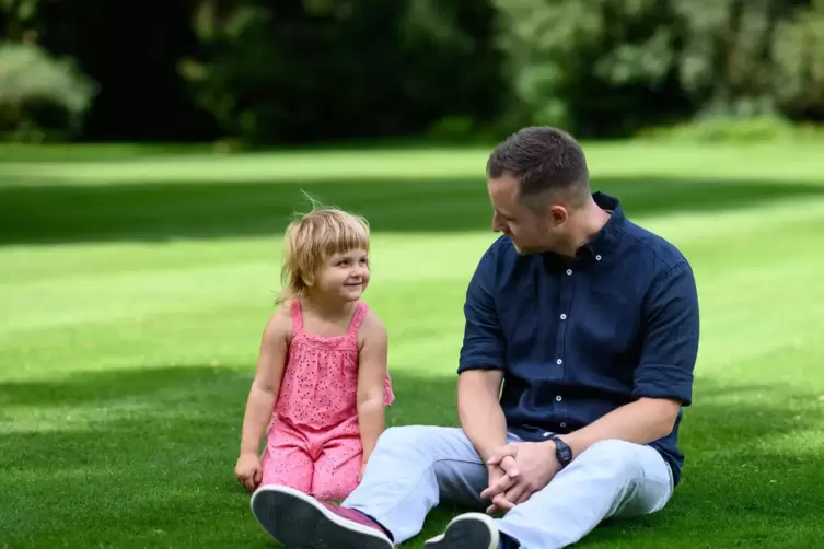 Annabel Rogotzki und Fabian Dancker sitzen im Park von Schloss Bellevue. 