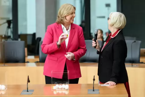 Bundestagspräsidentin Bärbel Bas (links) zieht zusammen mit Christine von Blanckenburg vom Nexus-Institut die Kugeln bei der „Bü