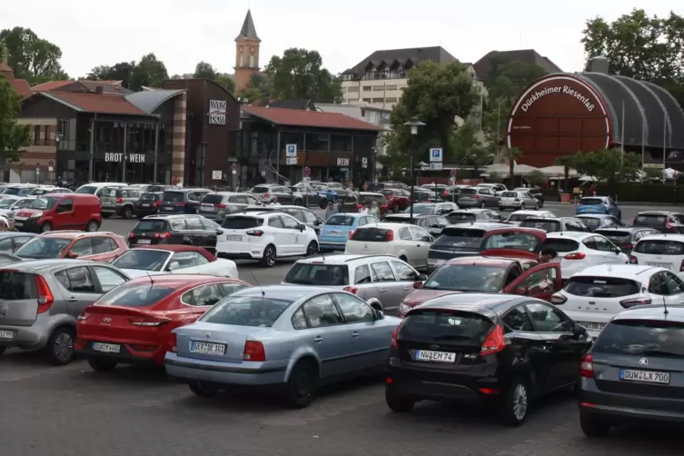 Nur 230 Parkplätze auf dem westlichen Teil des Wurstmarktplatzes sollen kostenfrei bleiben – allerdings mit Höchstparkdauer. 