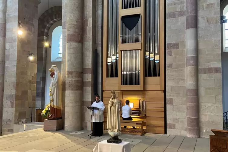 Michael Marz und Joachim Weller an der Orgel: Bei der Andacht mit der Fatima Madonna.