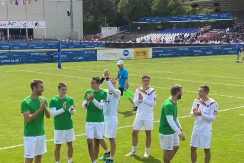 Die deutschen Spieler bedanken sich bei den Zuschauern. 