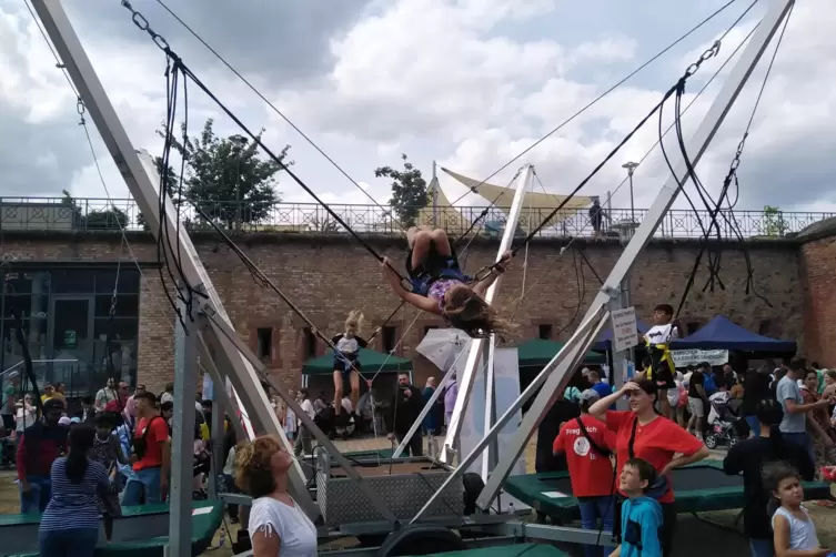 Das Bungee-Trampolin war eine der Attraktionen beim Kinderfest. 