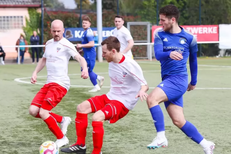 Szene aus dem Spiel mit 5:1 gewonnenen Heimspiel des SV Weisenheim (weiß-rot) gegen Maximiliansau. 