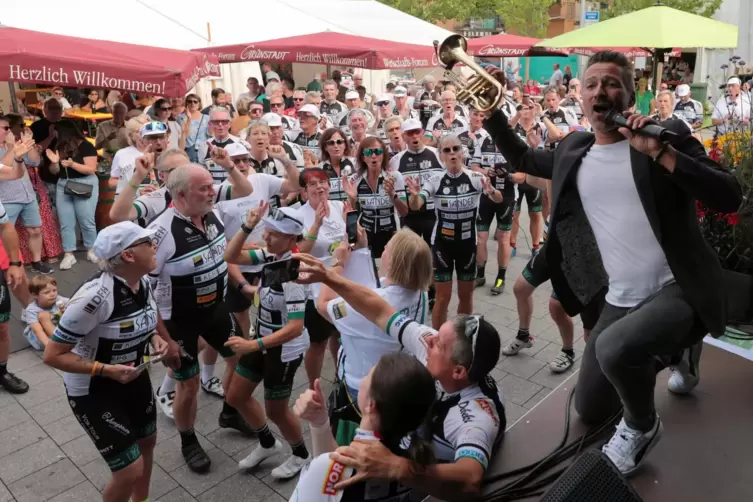 Der Trompeter und Sänger Bruce Kapusta sorgt beim Grünstadter Weinfest für Stimmung auf der Party mit den Teilnehmern der Vor-To