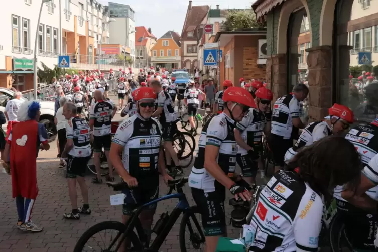 Ein Meer aus roten Helmen: Die rund 120 Benefizradler der Vor-Tour der Hoffnung kommen am Samstag in der Innenstadt am Luitpoldp