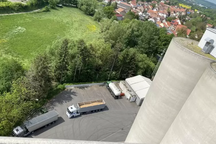 Kupfermühle: Auf den rund 50 Metern, die auf diesem Bild zwischen Lastwagen und Fotoapparat liegen, passiert sehr viel Interessa