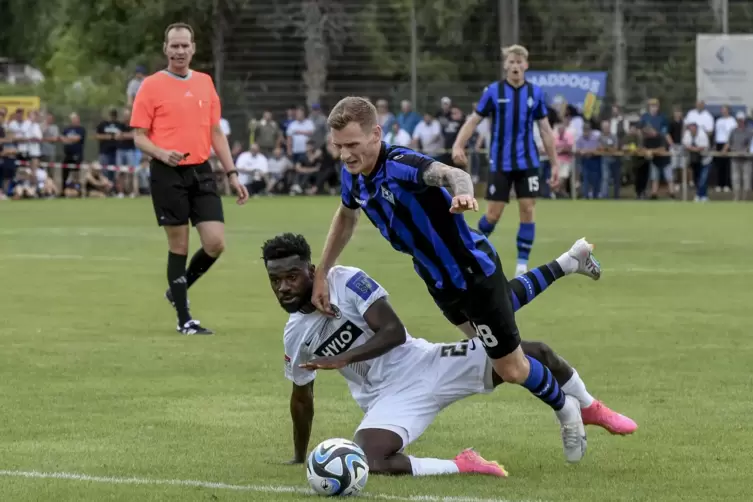 Voller Einsatz beim Duell des SV Waldhof mit Elversberg (weiß).