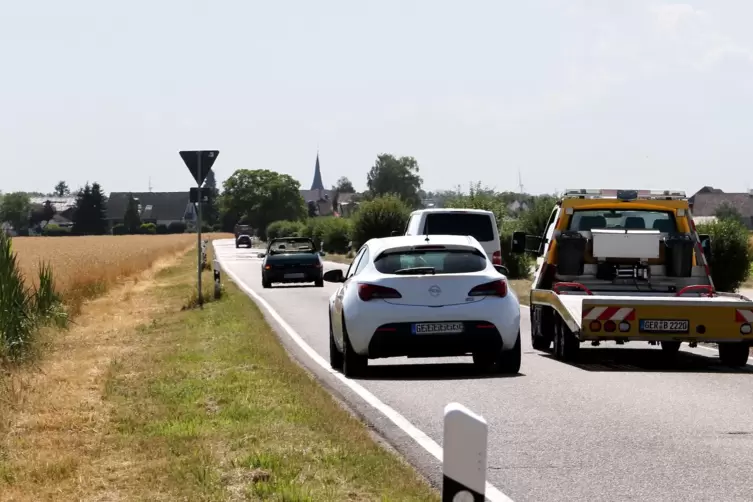 Auf der K11 am Ortseingang von Hatzenbühl wird gerne schnell gefahren und auch überholt. 