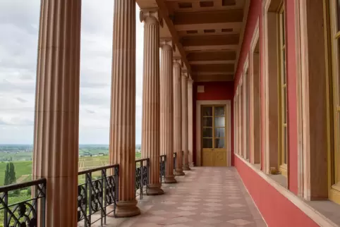 Die Loggia an der Schauseite der Villa Ludwigshöhe zum Tal hin.