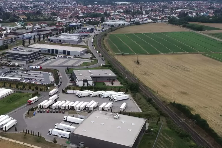 Der Bahn-Haltepunkt sollte direkt zwischen das jetzige und das neu entstehende Gewerbegebiet gebaut werden. 