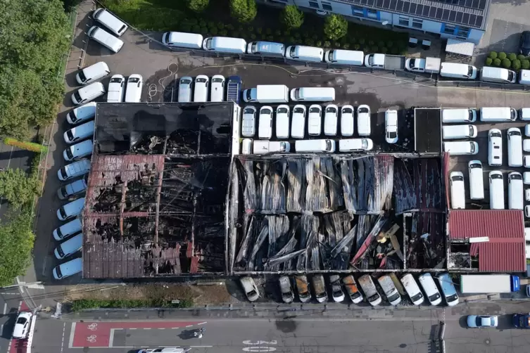 Der kleinere Teil des Daches (links) war mit Eternitplatten gedeckt, bei deren Bruch Asbestfasern freigesetzt wurden. Das Bild z