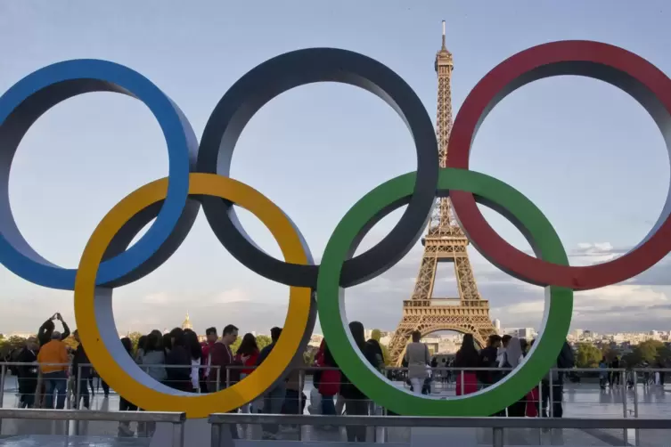 Die Olympischen Ringe vor dem Eiffelturm.