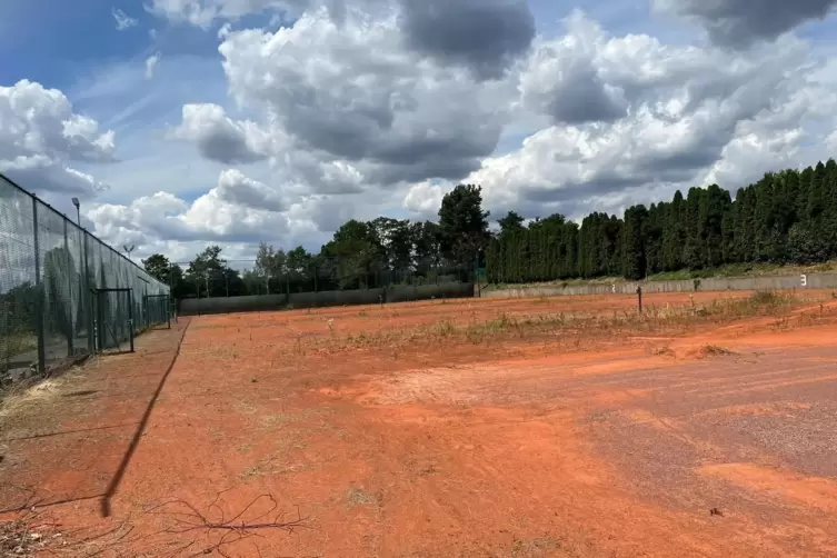 Die Tennisplätze an der Uni weichen und machen Platz für den Kletterturm, der dort emporragen soll, wo jetzt kleine gelb markier