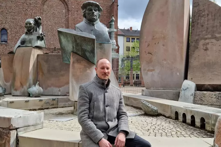 Johannes Thiedig am Lutherbrunnen in der Innenstadt. Björn Höcke bezeichnet er als einen „Parteifreund“.