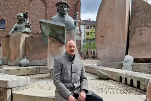 Johannes Thiedig am Lutherbrunnen in der Innenstadt. Björn Höcke bezeichnet er als einen „Parteifreund“.