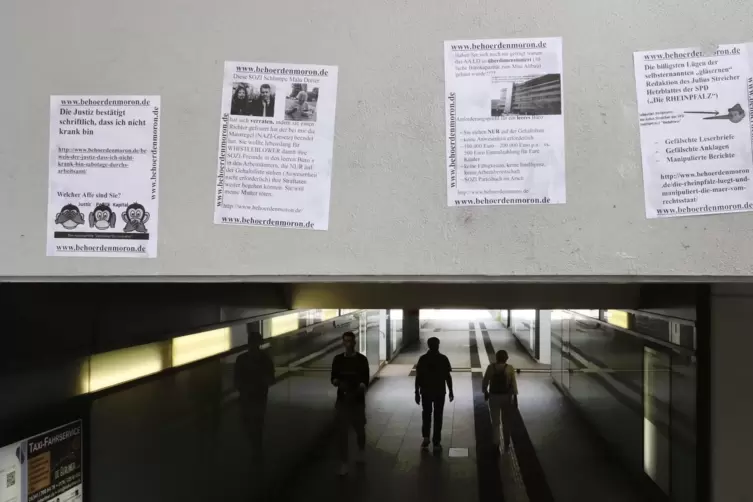 Der Landauer hat unter anderem am Bahnhof zig Plakate geklebt. 