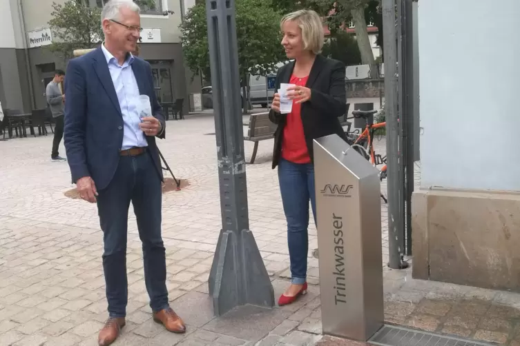 Premiere in Speyer: Oberbürgermeisterin Stefanie Seiler und Stadtwerke-Chef Wolfgang Bühring verkosten das Wasser aus dem ersten