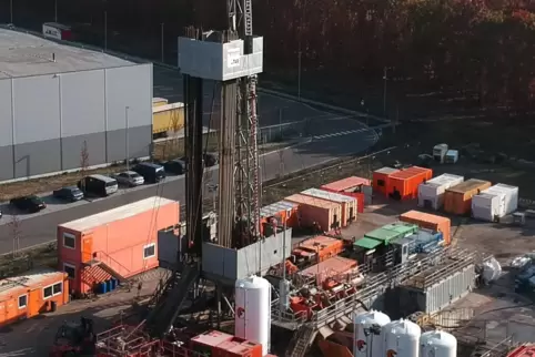 Unser Symbolfoto zeigt einen Geothermie-Borhturm 2018 bei Bellheim. 