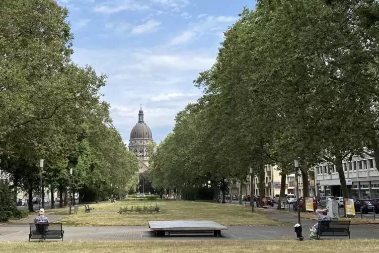 Inzwischen hat sich die Kiffer-Szene verlagert, die Grünfläche vor der Mainzer Christuskirche heißt im Volksmund dennoch „Haschw