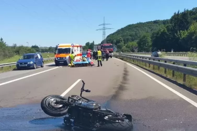 1. Juli 2018: Das Motorrad des verunglückten Vater-Sohn-Duos liegt noch auf der Fahrbahn. 