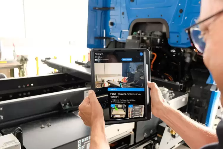 Eine App erklärt den Auszubildenden bei Daimler Trucks die Funktionen des Lastwagens. 