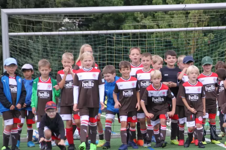 Der Sportplatz ist voller Fußball-Rabauken: hier beim Spiel „Fischer, wie tief ist das Wasser?“