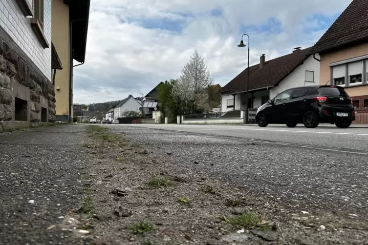 Der Gehweg in der Stambacher Ortsdurchfahrt ist stark marode, teilweise sogar gar nicht vorhanden. 