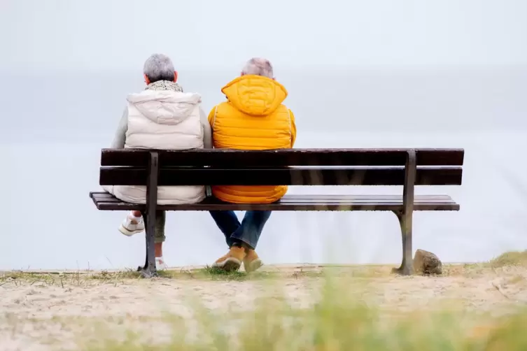 Mehrgenerationsbänke hätten eine erhöhte Sitzfläche und Arm- und Fußstützen. Wenn sie denn in Homburg aufgestellt würden. Denn e