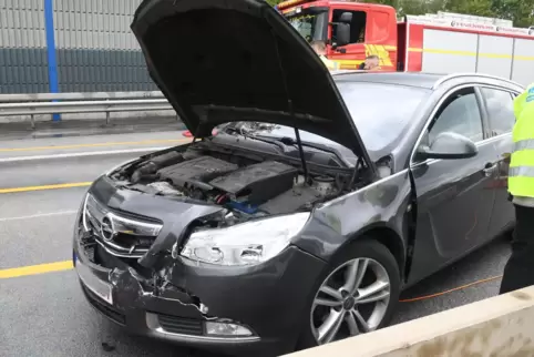 Auffahrunfall auf der A61: Die Frankenthaler Feuerwehr war mit sechs Fahrzeugen und 24 Einsatzkräften vor Ort. 