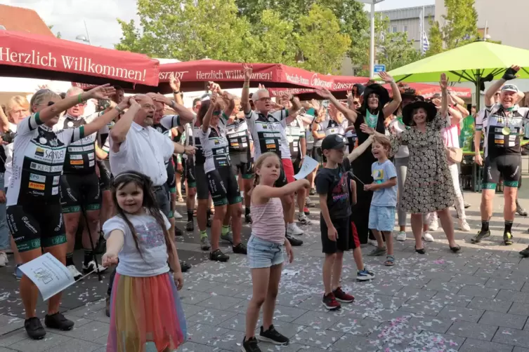 Hat den Weinfest-Samstag belebt, aber nur für ein paar Stunden: Party zur Vor-Tour der Hoffnung. 