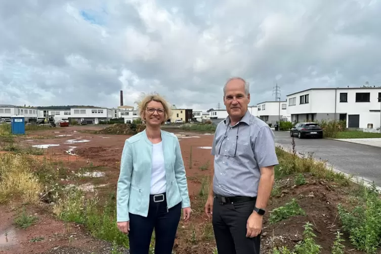 Spätestens im Jahr 2024 soll mit dem Neubau an der Pariser Straße begonnen werden. Im Bild Tanja Schwarz und David Lyle von der 