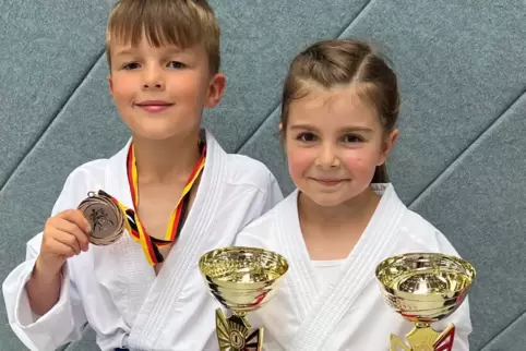 Emma Schwehm und Maxim Reiser vom Teikyo Karate Team in Frankenthal. 