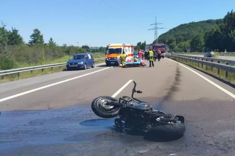 1. Juli 2018: Das Motorrad des verunglückten Duos liegt noch auf der Fahrbahn. 