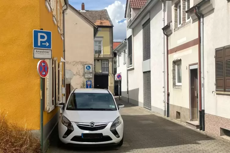 Auch in der Entengasse finden Anwohner selten einen freien Parkplatz. 