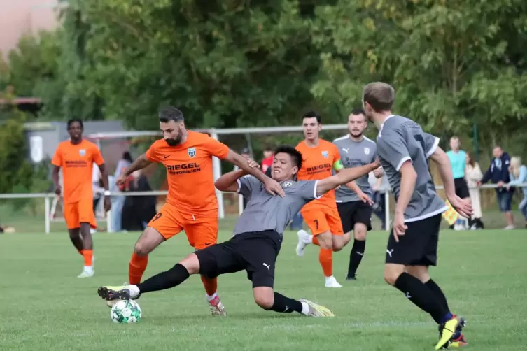 Hinten resolut, vorne treffsicher: Berghausens Doppeltorschütze Quan Trinh Minh (graues Trikot) im Zweikampf mit Speyers Goalget