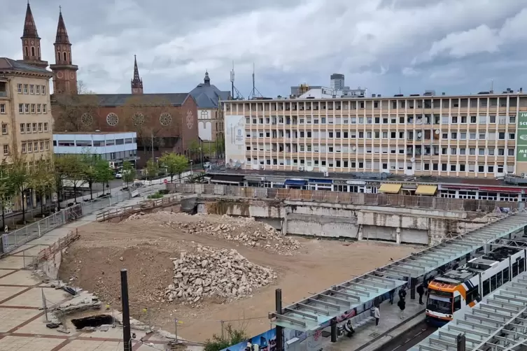 Das „Metropol“-Loch auf dem Berliner Platz ist seit Jahren ein Politikum und ein Schandfleck in der Innenstadt.