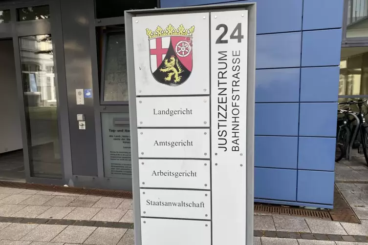 Der Angeklagte muss sich wegen Mordes vor dem Schwurgericht in Kaiserslautern verantworten. 