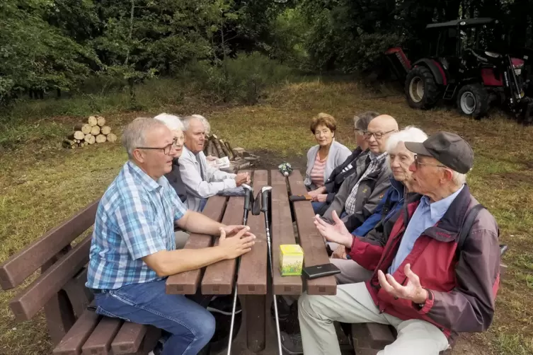 Zwei Sitzgruppen mit Bänken und Tischen hat die aufgelöste Schönenberg-Kübelberger Ortsgruppe des Pfälzerwald-Vereins gespendet.