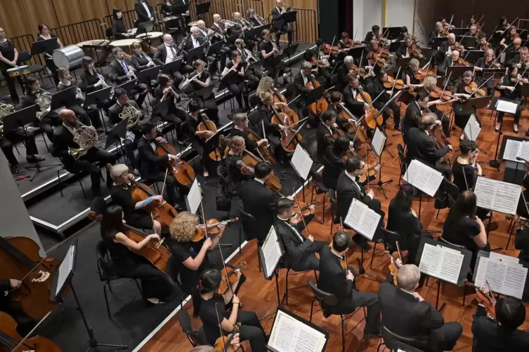 Aus einer Schnapsidee wurde nun Wirklichkeit: die Lufoniker und das SAR Philharmonic Orchestra aus Hongkong im Feierabendhaus. 